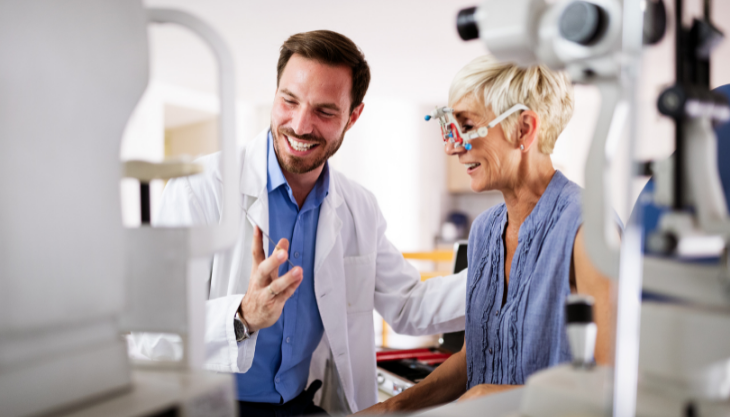 Ophthalmologist and patient happy with an optimized practice management sotfware